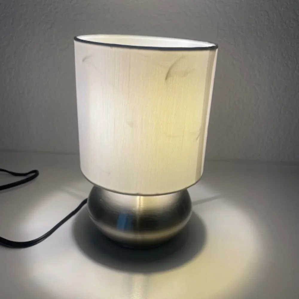 A mini touch table lamp - Picture 5 of 6